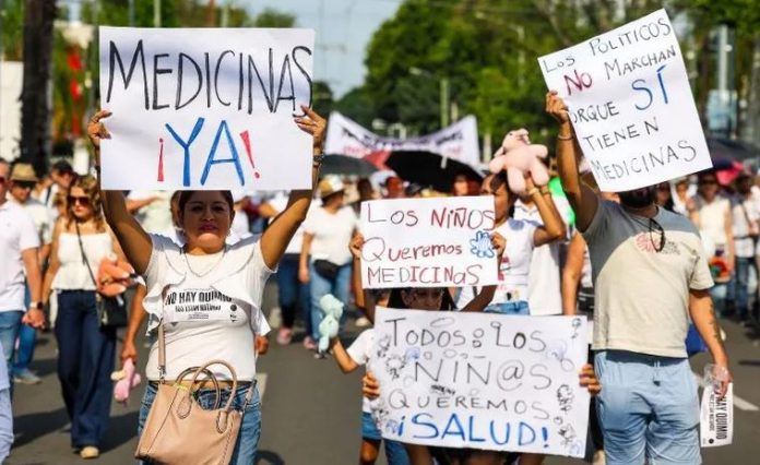 Marchan-por-medicinas-en-CDMX-696x426