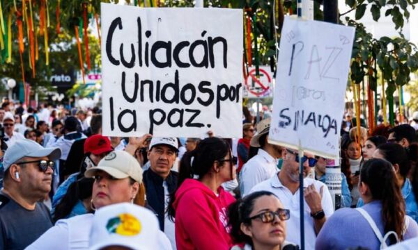 culiacanenses-se-manifiestan-en-el-congreso-de-sinaloa-exigen-renuncia-del-gobernador-104802-1024x576