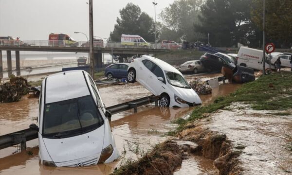EuropaPress 6311888 vehiculos alrededores v 30 paso dana subida cauce rio turia 30 octubre 2024-1024x683