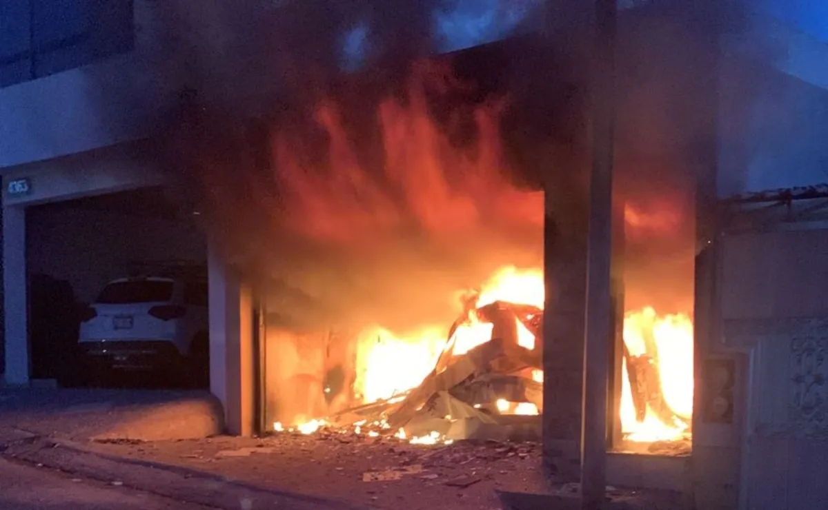 vehxculo_se_incendia_en_cochera_de_una_casa_en_culiacxn.jpg_172596871