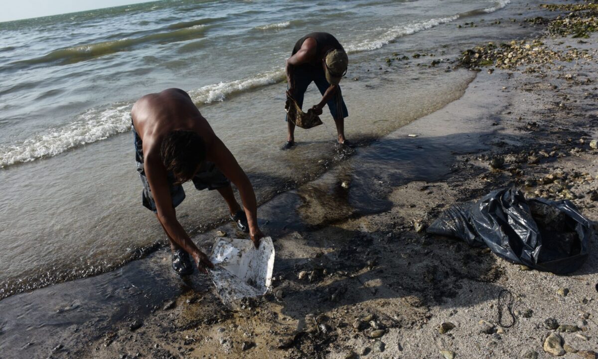 Residuos de combustóleo recalaron a la orilla en playa bonita en Campeche, derivado de la fuga de aceite que se presentó en días pasados en los campos marítimos de Ek Balam de la sonda del complejo Cantarell que alcanzo una extensión de 467 kilómetros cuadrados