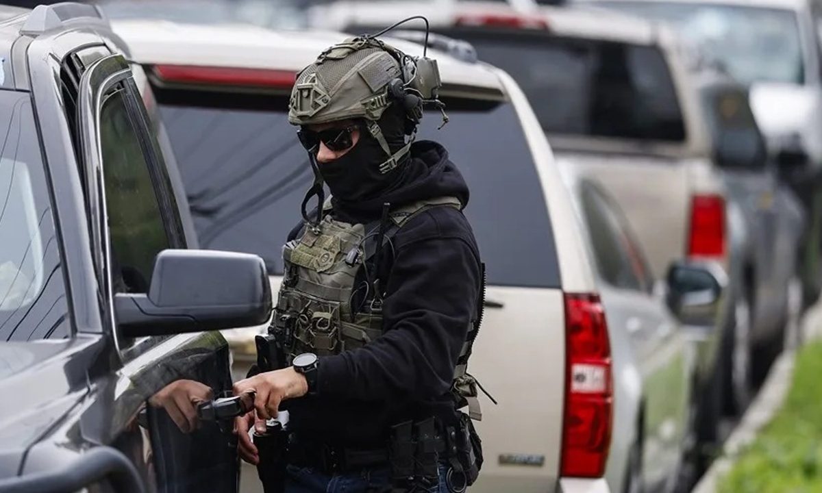 agente-ice-entrado-a-una-camioneta-efe